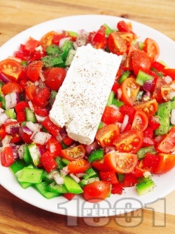 Салата с чери домати, зелени чушки и сирене - снимка на рецептата
